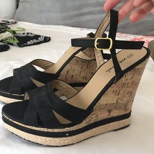 Tan/black wedges